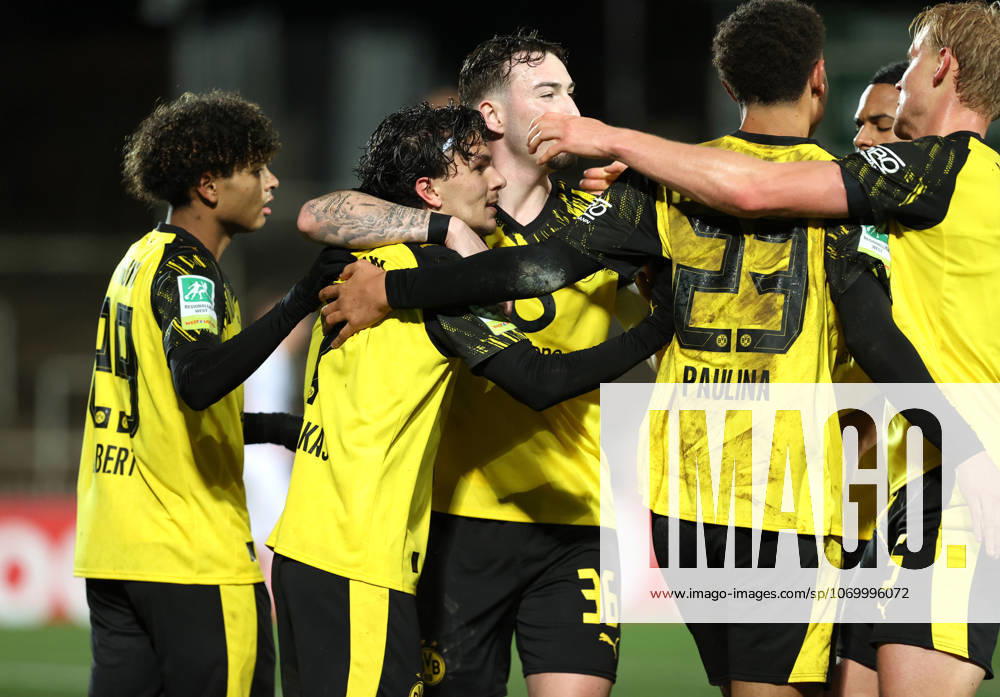 Saturday 06 12 2025, Season 2025 26, Regionalliga West, Matchday 18 at Stadion Rote Erde Dortmund, BVB Borussia Dortmund II SC Paderborn U23, Dortmund goal celebration to 1 0 Mathis Albert BVB II , Babis Charalampos Drakas BVB II , Tony Reitz BVB II , Jordi Leander Paulina BVB II , Ben Vincent Hüning BVB II , f l