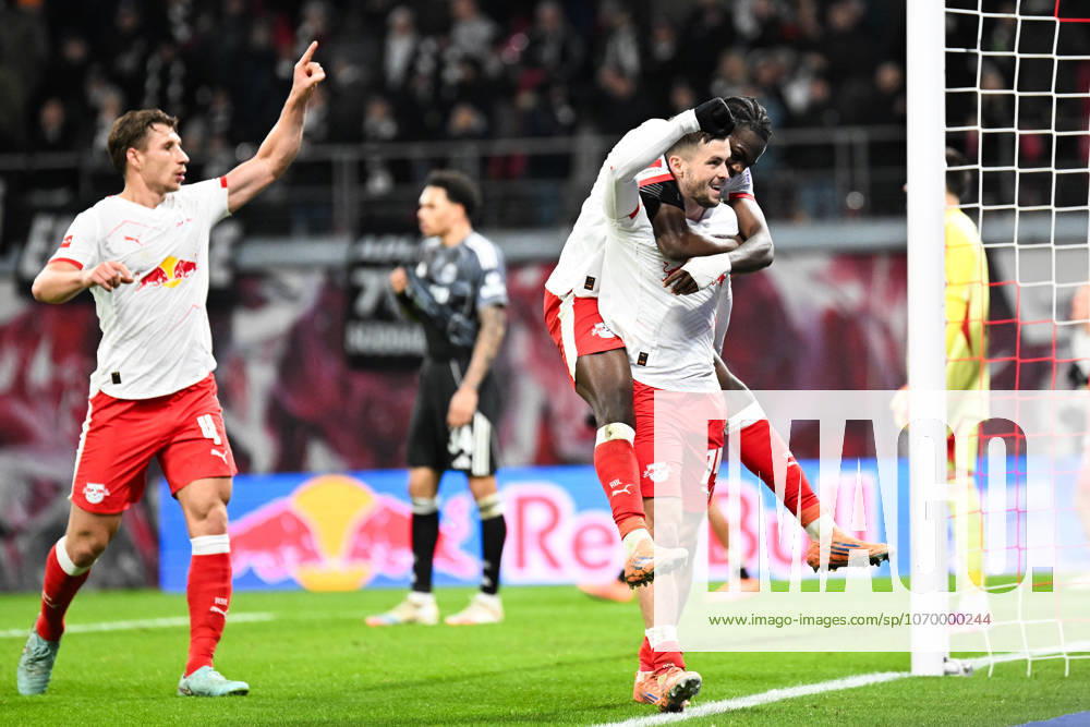 Soccer I Men I Season 2025 2026 I Bundesliga I Matchday 13 I RB Leipzig Eintracht Frankfurt I 06 12 2025 Goal celebration Willi Orban 4, RB Leipzig with finger time up, Christoph Baumgartner 14, RB Leipzig takes Junior Castello Lukeba 23, RB Leipzig piggyback Leipzig Red Bull Arena Saxony Germany