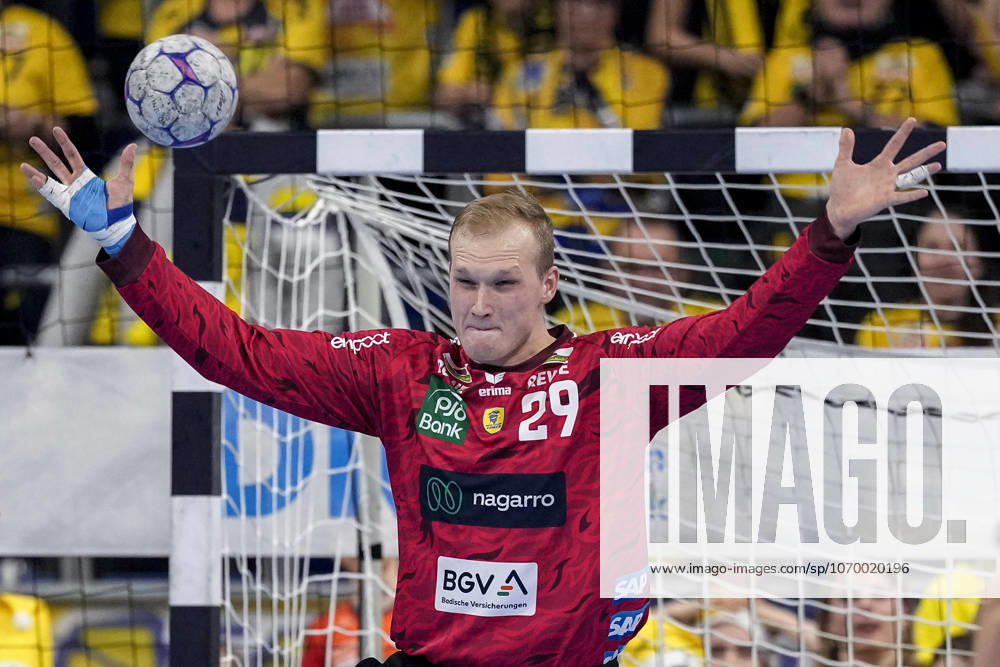 David Späth Goalkeeper, RNL, 29 , single picture, single photo, action, action, 06 12 2025, Mannheim Germany , Handball, Bundesliga, Rhein Neckar Löwen HC Erlangen