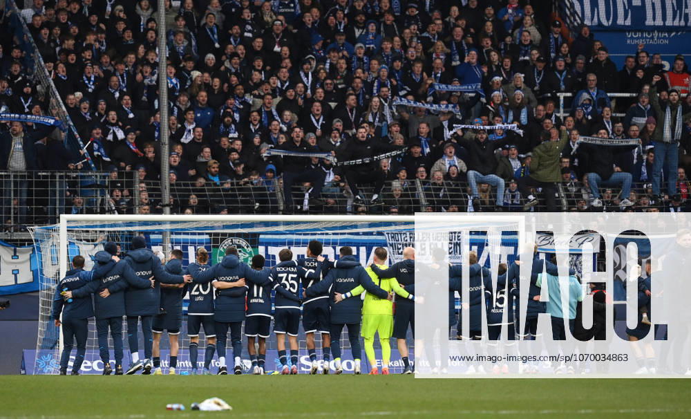 Bochum players celebrate victory with coach Uwe Rösler VfL Bochum and the fans 06 12 2025, Soccer 2 Bundesliga, Season 2025 2026, 15 Matchday, VfL Bochum Arminia Bielefeld 1 0 DFL regulations prohibit any use of photographs as image sequences and or quasi video Bochum Vonovia Ruhrstadion Nordrhein Westfalen Germany Team2