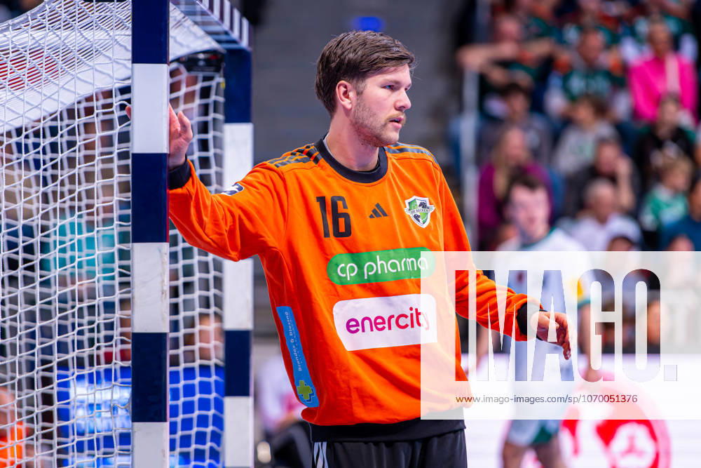 Simon Gade TSV Hannover Burgdorf, No. 16 v l , TSV Hannover Burgdorf green against Füchse Berlin white on matchday 15 of the 2025 2026 season in the DAIKIN Handball Bundesliga 07 12 2025, ZAG Arena Hannover, GER ,