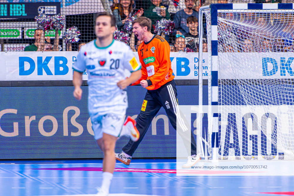Simon Gade TSV Hannover Burgdorf, No. 16 v l , TSV Hannover Burgdorf green against Füchse Berlin white on matchday 15 of the 2025 2026 season in the DAIKIN Handball Bundesliga 07 12 2025, ZAG Arena Hannover, GER ,
