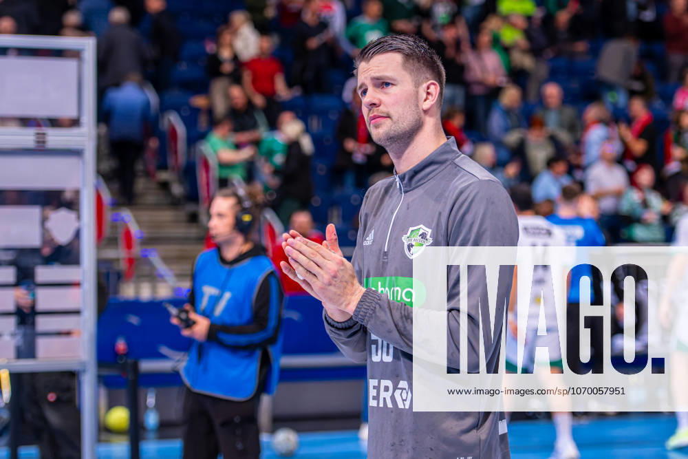 Hannes Feise TSV Hannover Burgdorf, No. 56 v l , TSV Hannover Burgdorf green against Füchse Berlin white on matchday 15 of the 2025 2026 season in the DAIKIN Handball Bundesliga 07 12 2025, ZAG Arena Hannover, GER ,