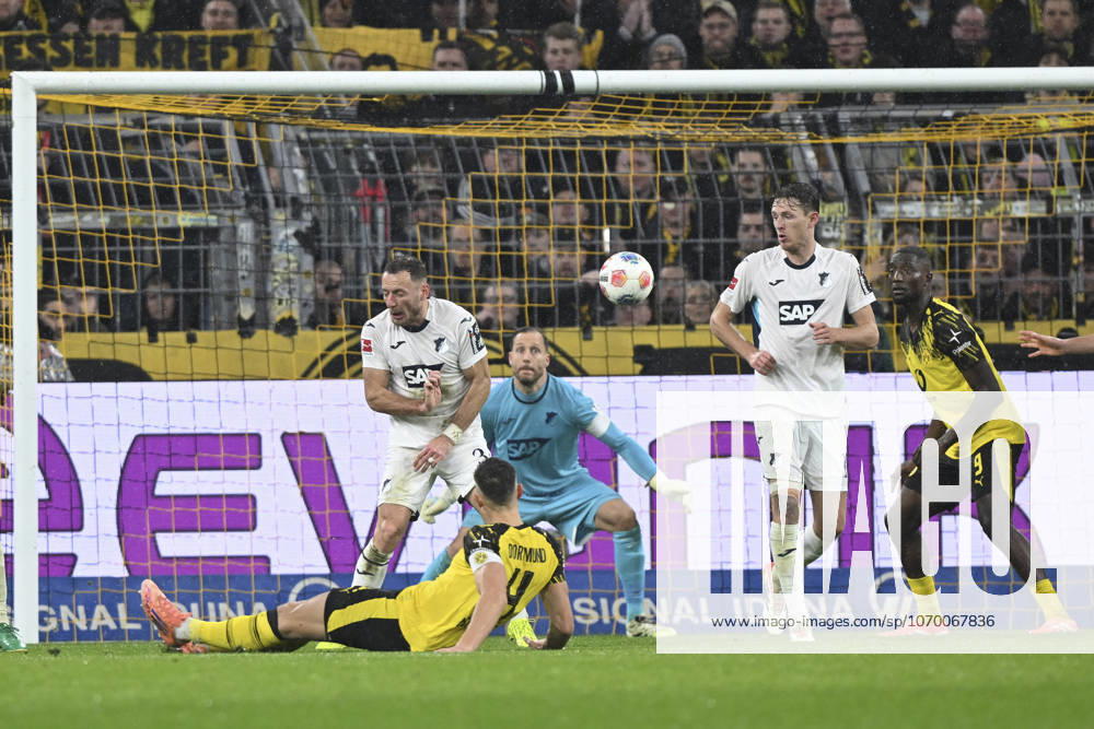 Nico Schlotterbeck Dortmund 4 scores the goal to 2 0 07 12 2025 Soccer Borussia Dortmund vs TSG Hoffenheim, Signal Iduna Park, Dortmund, DFB DFL REGULATIONS PROHIBIT ANY USE OF PHOTOGRAPHS AS IMAGE SEQUENCES AND OR QUASI VIDEO