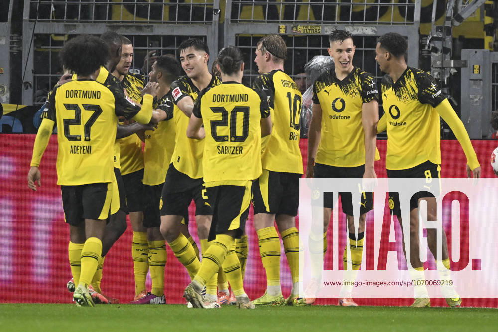 Nico Schlotterbeck Dortmund 4 cheers after scoring 2 0 mi the team 07 12 2025 Soccer Borussia Dortmund vs TSG Hoffenheim, Signal Iduna Park, Dortmund, DFB DFL REGULATIONS PROHIBIT ANY USE OF PHOTOGRAPHS AS IMAGE SEQUENCES AND OR QUASI VIDEO