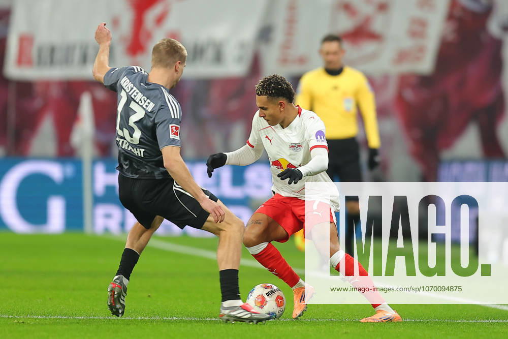 RB Leipzig - Frankfurt Bundesliga Leipzig, 06.12.2025, Red Bull Arena, Fußball, Männer, Saison 2025 2026, 1. Bundesliga, 13. Spieltag, RB Leipzig - Eintracht Frankfurt 6:0 (2:0) , Im Bild v.l.: Rasmus Kristensen (13, Frankfurt) und Antonio Nusa (7, RB Leipzig) ,