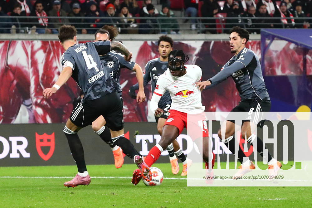 RB Leipzig - Frankfurt Bundesliga Leipzig, 06.12.2025, Red Bull Arena, Fußball, Männer, Saison 2025 2026, 1. Bundesliga, 13. Spieltag, RB Leipzig - Eintracht Frankfurt 6:0 (2:0) , Im Bild v.l.: Robin Koch (4, Frankfurt) , Yan Diomande (49, RB Leipzig) und Fares Chaibi (8, Frankfurt) ,