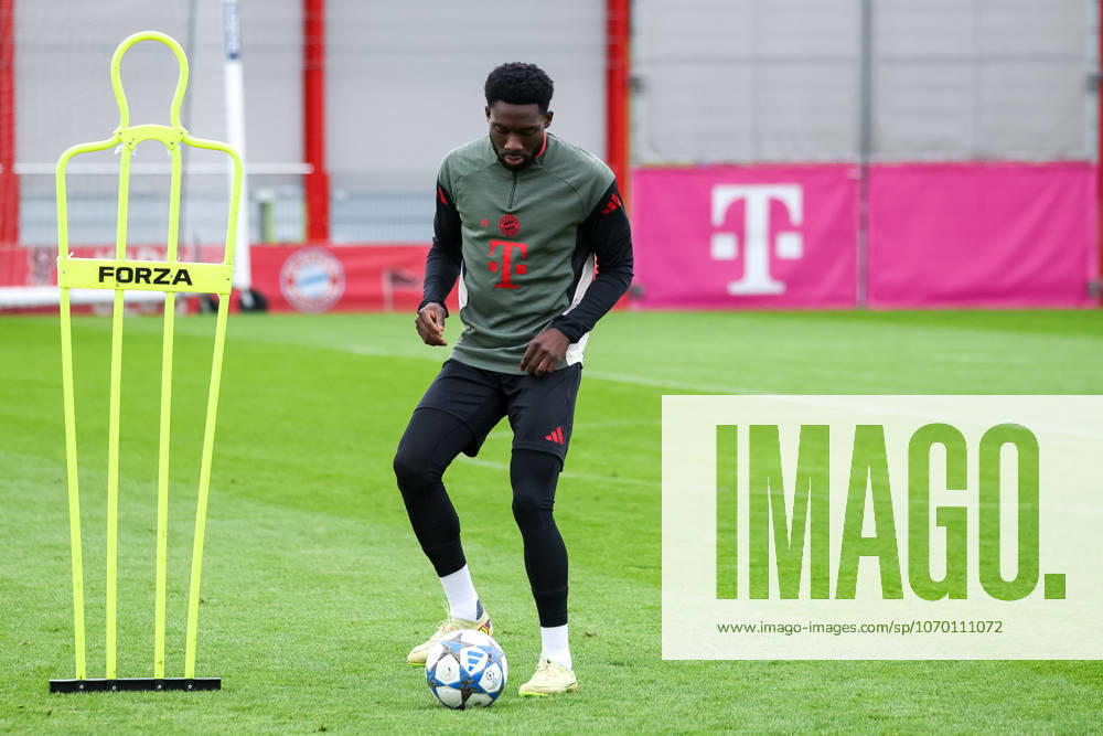 Alphonso Davies FC Bayern Muenchen, 19 with ball, GER, Final training, FC Bayern Muenchen, Football, UEFA Champions League, League phase, Matchday 6, 2025 2026 season, 08 12 2025, GER, Final training, FC Bayern Muenchen, Football, UEFA Champions League, League phase, Matchday 6, 2025 2026 season, 08 12 2025 Muenchen