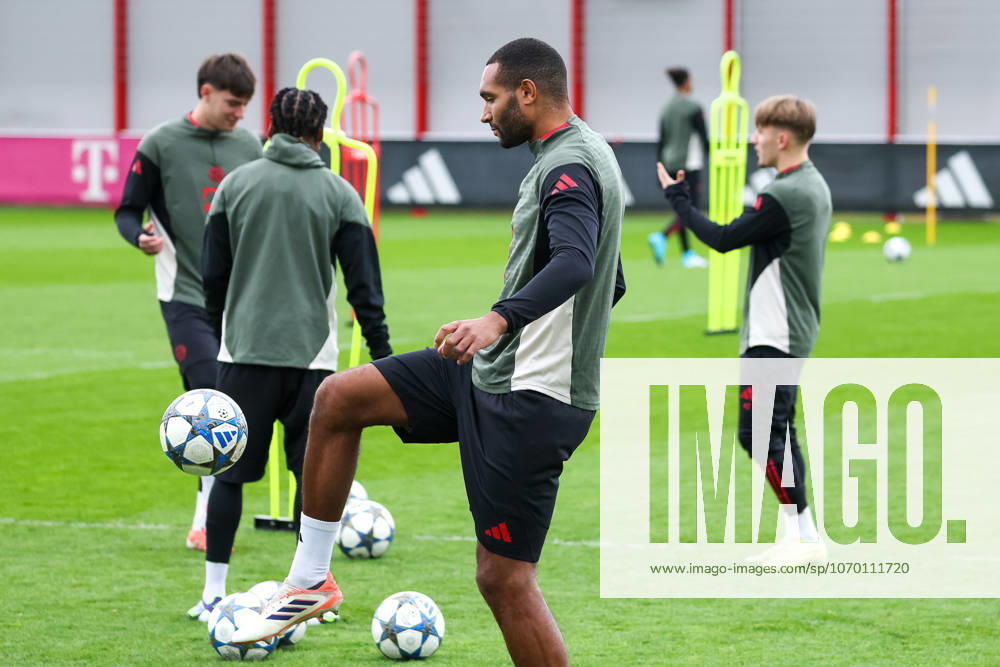 Jonathan Tah FC Bayern Muenchen, 04 with ball, GER, Final training, FC Bayern Muenchen, Football, UEFA Champions League, League phase, Matchday 6, 2025 2026 season, 08 12 2025, GER, Final training, FC Bayern Muenchen, Football, UEFA Champions League, League phase, Matchday 6, 2025 2026 season, 08 12 2025 Muenchen