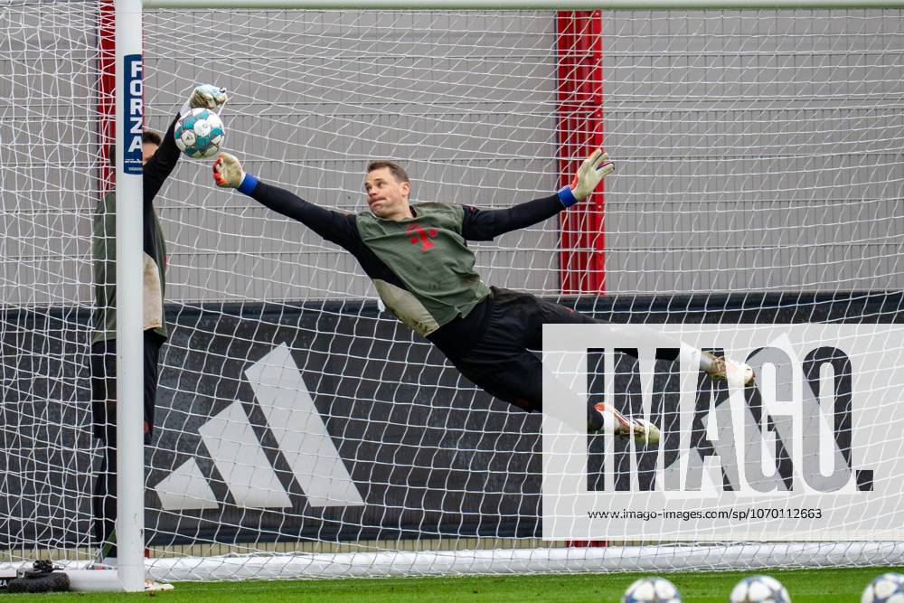 Goalkeeper action by Manuel Neuer 1 FC Bayern Muenchen , Final training, FC Bayern Muenchen vs Sporting Lisbon, Football, Champions League, 08 12 2025 Muenchen Bayern Germany