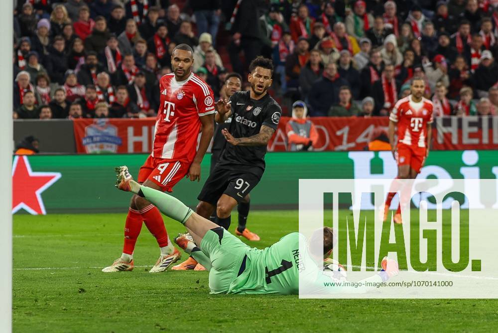 Goalkeeping action by Manuel Neuer 1 FC Bayern Muenchen , Jonathan Tah 4 FC Bayern Muenchen , Luis Suarez 97 Sporting Lisbon , FC Bayern Muenchen vs Sporting Lisbon, Soccer, Champions League, Matchday 6, 09 12 2025 Muenchen Bayern Germany