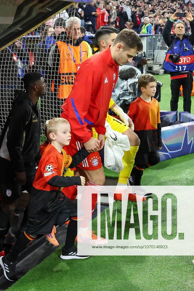 Josip Stanisic 44 FC Bayern Muenchen with a run-in child by the hand, FC Bayern Muenchen vs Sporting Lisbon, Football, Champions League, Matchday 6, 09 12 2025 Muenchen Bayern Germany