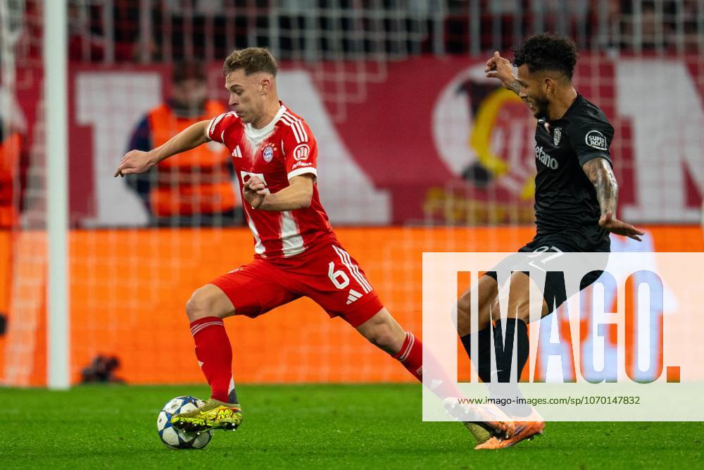In duel, action, with Joshua Kimmich 6 FC Bayern Muenchen , Luis Suarez 97 Sporting Lisbon , FC Bayern Muenchen vs Sporting Lisbon, Soccer, Champions League, Matchday 6, 09 12 2025 Muenchen Bayern Germany
