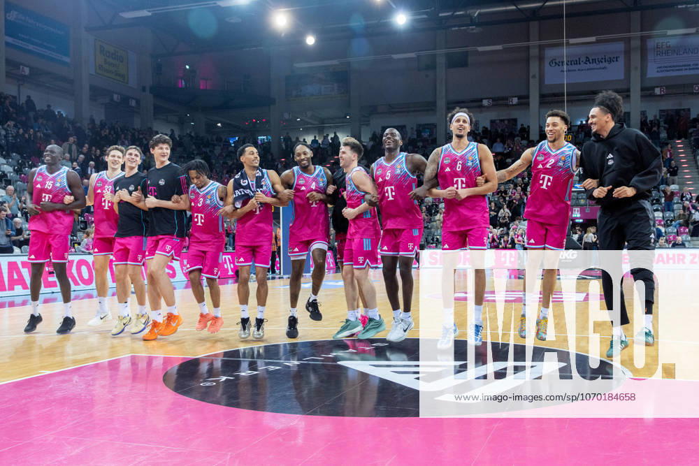 The Telekom Baskets Bonn team celebrates the victory against the Frankfurt Skyliners with the fans Telekom Baskets Bonn vs Frankfurt Skyliners, Basketball, easy Credit BBL, 11 Matchday, 2025 2026, 10 12 2025 Telekom Baskets Bonn vs Frankfurt Skyliners, Basketball, easy Credit BBL, 11 Matchday, 2025 2026, 10 12 2025 Bonn