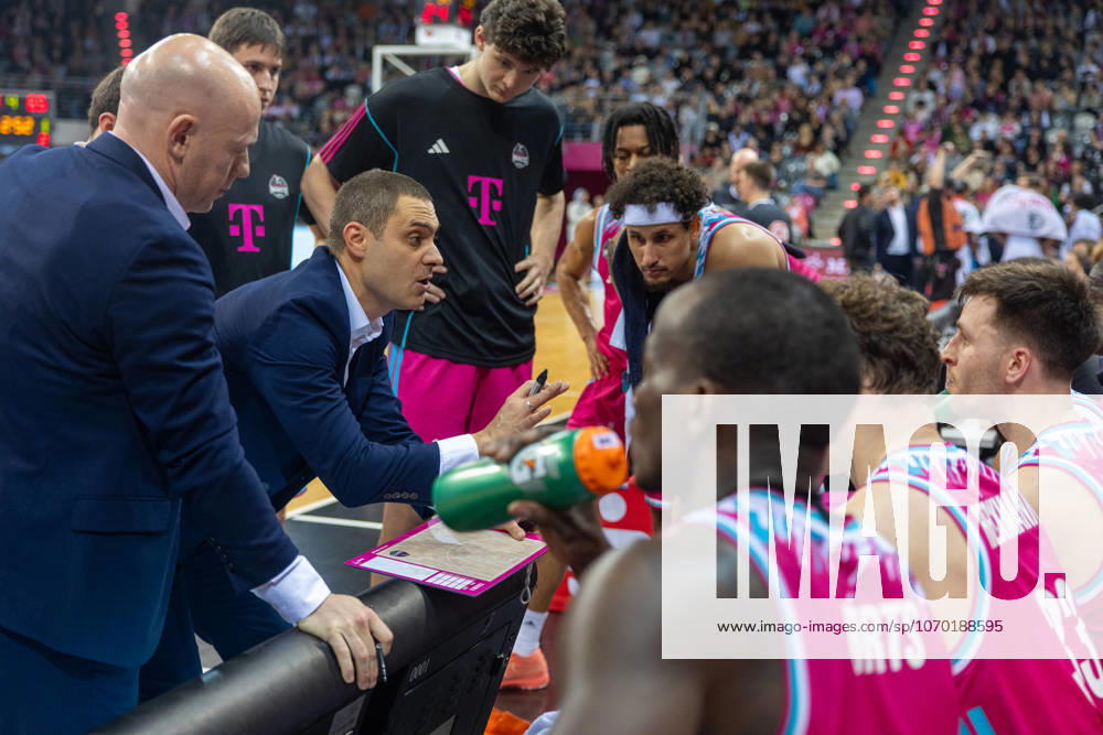 Marko Stankovic Telekom Baskets Bonn, Head Coach takes a time-out Telekom Baskets Bonn vs Frankfurt Skyliners, Basketball, easy Credit BBL, Matchday 11, 2025 2026, 10 12 2025 Telekom Baskets Bonn vs Frankfurt Skyliners, Basketball, easy Credit BBL, Matchday 11, 2025 2026, 10 12 2025 Bonn