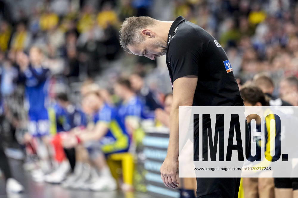 Maik Machulla coach, head coach, RNL , single picture, single photo, action, action, looking disappointed, disappointment, frustration, disappointed, pessimistic, 11 12 2025, Mannheim Germany , Handball, Bundesliga, Rhein Neckar Löwen VfL Gummersbach