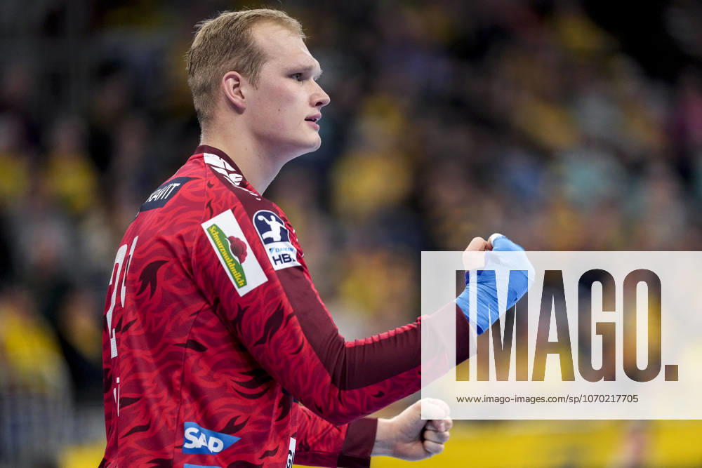 David Späth goalkeeper, RNL, 29 , Rhein Neckar Löwen player, single picture, single photo, action, cheer, cheers, cheers, celebration, joy, rejoice, rejoicing, confident, optimistic, positive, game scene, 11 12 2025, Mannheim Germany , Handball, Bundesliga, Rhein Neckar Löwen VfL Gummersbach