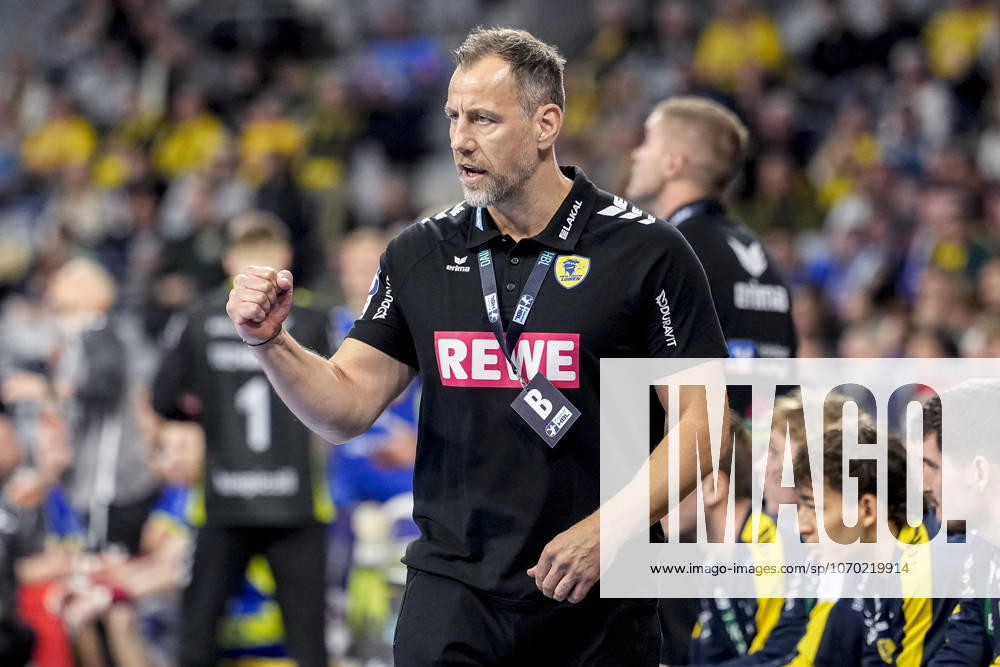 Maik Machulla coach, head coach, RNL , gives instructions, gestures, gesticulates with arms, single picture, single photo, action, action, 11 12 2025, Mannheim Germany , Handball, Bundesliga, Rhein Neckar Löwen VfL Gummersbach