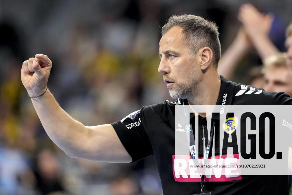 Maik Machulla coach, head coach, RNL , gives instructions, gestures, gesticulates with arms, single picture, single photo, action, action, 11 12 2025, Mannheim Germany , Handball, Bundesliga, Rhein Neckar Löwen VfL Gummersbach
