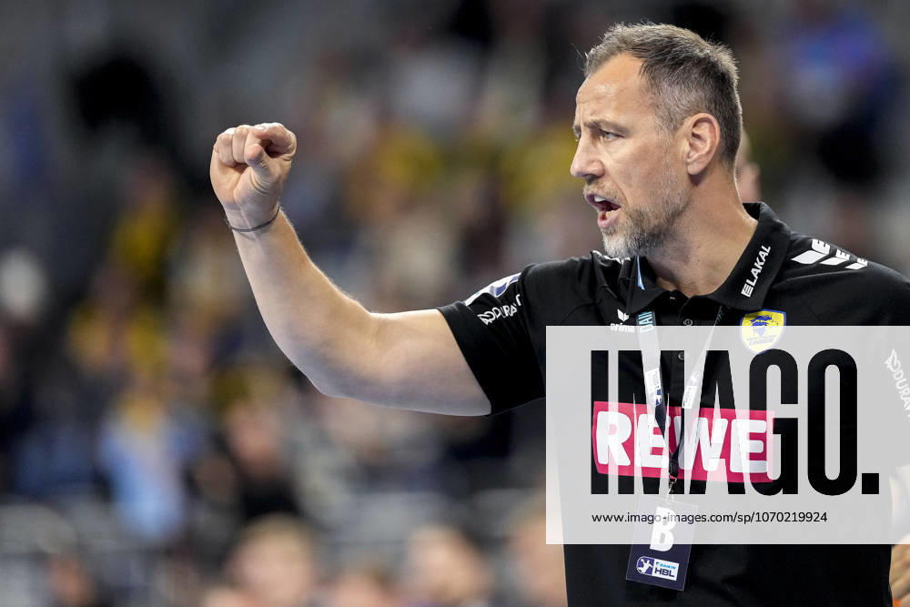 Maik Machulla coach, head coach, RNL , gives instructions, gestures, gesticulates with arms, single picture, single photo, action, action, 11 12 2025, Mannheim Germany , Handball, Bundesliga, Rhein Neckar Löwen VfL Gummersbach