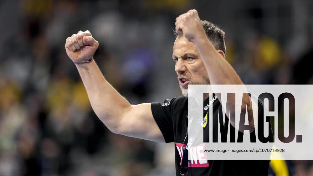 Maik Machulla coach, head coach, RNL , gives instructions, gestures, gesticulates with arms, single image, single photo, action, action, cheer, cheering, cheers, celebration, joy, rejoice, rejoicing, confident, optimistic, positive, game scene, 11 12 2025, Mannheim Germany , Handball, Bundesliga, Rhein Neckar Löwen VfL Gummersbach