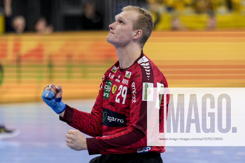 David Späth goalkeeper, RNL, 29 , Rhein Neckar Löwen player, single picture, single photo, action, action, jubilation after the final whistle, joy about the victory, winner, winner, cheers, cheering, cheerful, positive, happy, rejoicing, optimistic, highlight, action, action, 11 12 2025, Mannheim Germany , Handball, Bundesliga, Rhein Neckar Löwen VfL Gummersbach