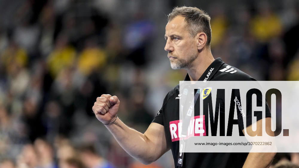 Maik Machulla coach, head coach, RNL clenches his fist, single picture, single photo, action, action, cheering about the goal, cheering, goal celebration, celebrate the goal, goal, celebration, cheers about the goal, rejoicing, joy, rejoices, optimistic, positive, game scene, highlight, action, action, 11 12 2025, Mannheim Germany , Handball, Bundesliga, Rhein Neckar Löwen VfL Gummersbach