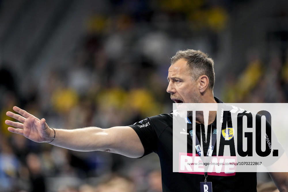 Maik Machulla coach, head coach, RNL , gives instructions, gestures, gesticulates with arms, single picture, single photo, action, action, 11 12 2025, Mannheim Germany , Handball, Bundesliga, Rhein Neckar Löwen VfL Gummersbach