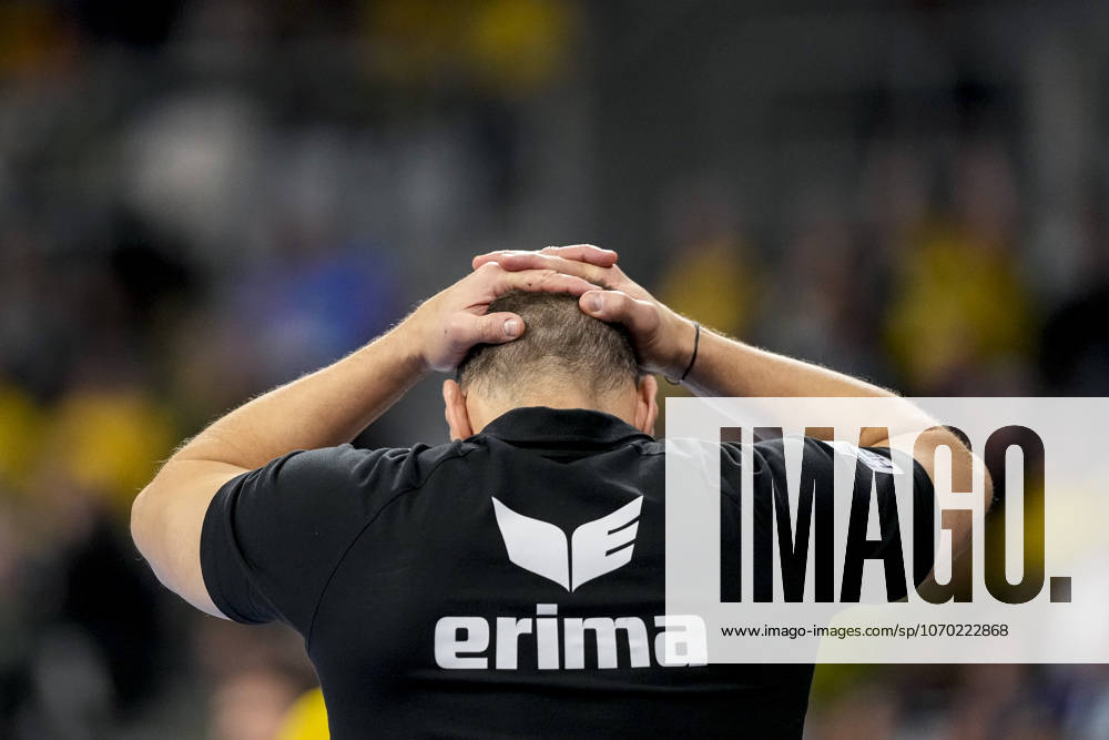 Maik Machulla coach, head coach, RNL beats his hands over his head in frustration, single picture, single photo, action, action, looking disappointed, disappointment, frustration, disappointed, pessimistic, 11 12 2025, Mannheim Germany , Handball, Bundesliga, Rhein Neckar Löwen VfL Gummersbach