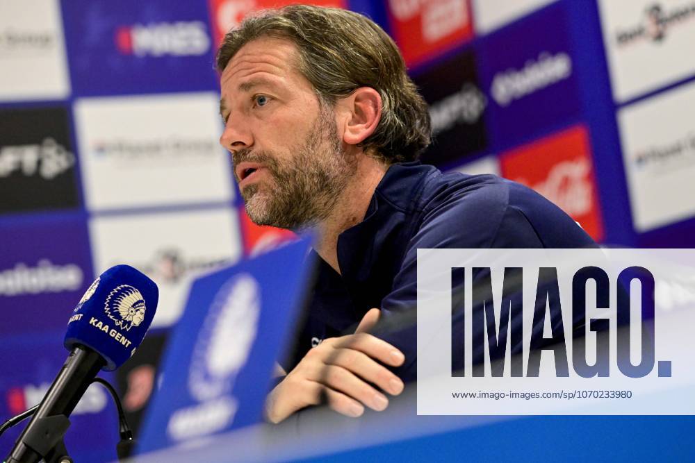 Gent s head coach Rik De Mil pictured during a press conference, PK, Pressekonferenz of Belgian soccer team KAA Gent, on Friday 12 December 2025 in Gent. The team is preparing for the game against Royal Antwerp FC. DIRKxWAEM x148386040x