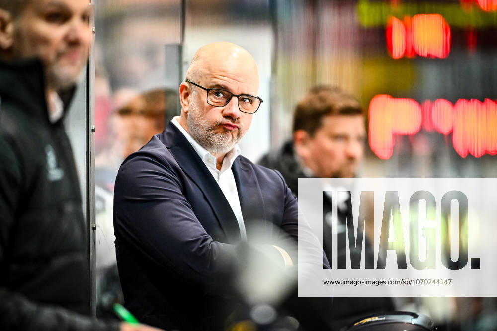 Stefan Nyman Head Coach, Headcoach, Iserlohn Roosters , GER, Iserlohn Roosters vs Dresdner Eislöwen, Ice Hockey, Penny DEL, Matchday 27, Season 2025 2026, 12 12 2025, GER, Iserlohn Roosters vs Dresdner Eislöwen, Ice Hockey, Penny DEL, Matchday 27, Season 2025 2026, 12 12 2025 Iserlohn