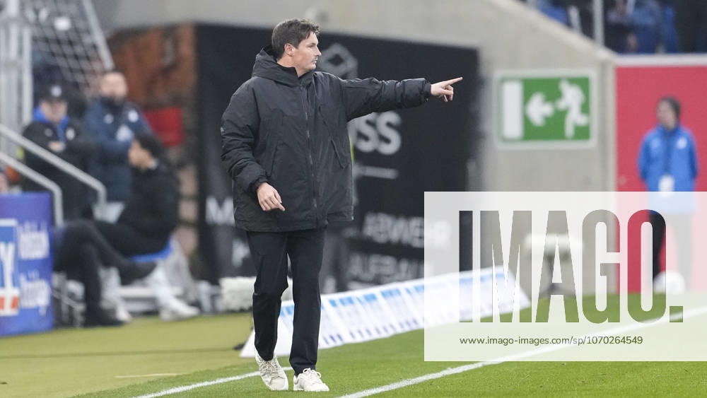Merlin Polzin coach, head coach, HSV , gives instructions, gestures, gesticulates with arms, cropped, full body, single image, single photo, action, action, 13 12 2025, Sinsheim Germany , football, Bundesliga, TSG 1899 Hoffenheim Hamburger SV, DFB DFL REGULATIONS PROHIBIT ANY USE OF PHOTOGRAPHS AS IMAGE SEQUENCES AND OR QUASI VIDEO