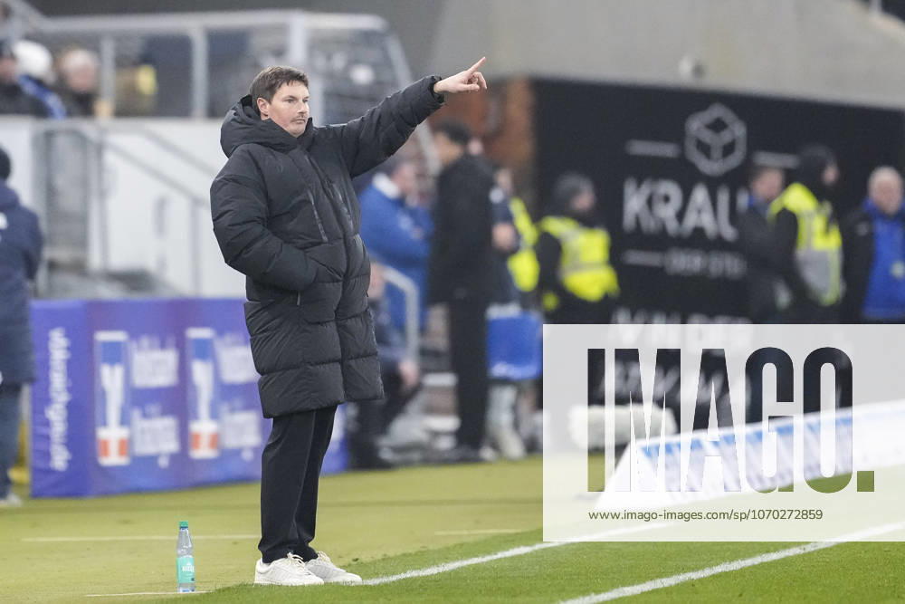 Merlin Polzin coach, head coach, HSV , gives instructions, gestures, gesticulates with arms, cropped, full body, single image, single photo, action, action, 13 12 2025, Sinsheim Germany , football, Bundesliga, TSG 1899 Hoffenheim Hamburger SV, DFB DFL REGULATIONS PROHIBIT ANY USE OF PHOTOGRAPHS AS IMAGE SEQUENCES AND OR QUASI VIDEO