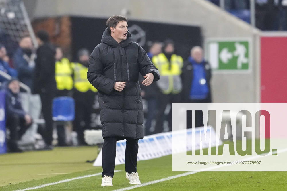 Merlin Polzin coach, head coach, HSV , gives instructions, gestures, gesticulates with arms, cropped, full body, single image, single photo, action, action, on the sidelines, 13 12 2025, Sinsheim Germany , Football, Bundesliga, TSG 1899 Hoffenheim Hamburger SV, DFB DFL REGULATIONS PROHIBIT ANY USE OF PHOTOGRAPHS AS IMAGE SEQUENCES AND OR QUASI VIDEO
