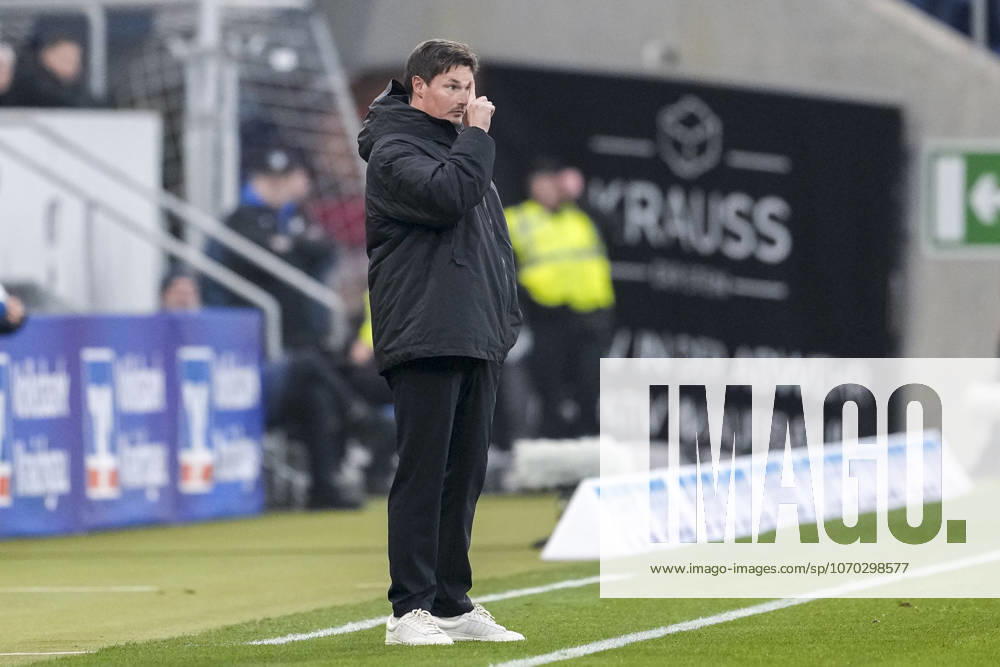Merlin Polzin coach, head coach, HSV , gives instructions, gestures, gesticulates with arms, cropped, full body, single image, single photo, action, action, on the sidelines, 13 12 2025, Sinsheim Germany , Football, Bundesliga, TSG 1899 Hoffenheim Hamburger SV, DFB DFL REGULATIONS PROHIBIT ANY USE OF PHOTOGRAPHS AS IMAGE SEQUENCES AND OR QUASI VIDEO