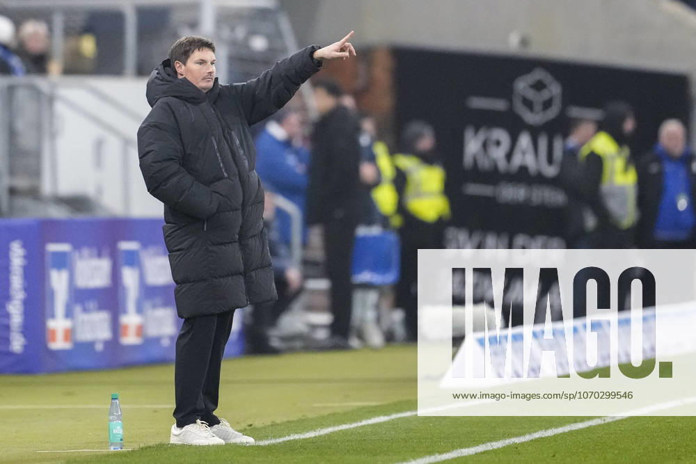 Merlin Polzin coach, head coach, HSV , gives instructions, gestures, gesticulates with arms, cropped, full body, single image, single photo, action, action, on the sidelines, 13 12 2025, Sinsheim Germany , Football, Bundesliga, TSG 1899 Hoffenheim Hamburger SV, DFB DFL REGULATIONS PROHIBIT ANY USE OF PHOTOGRAPHS AS IMAGE SEQUENCES AND OR QUASI VIDEO