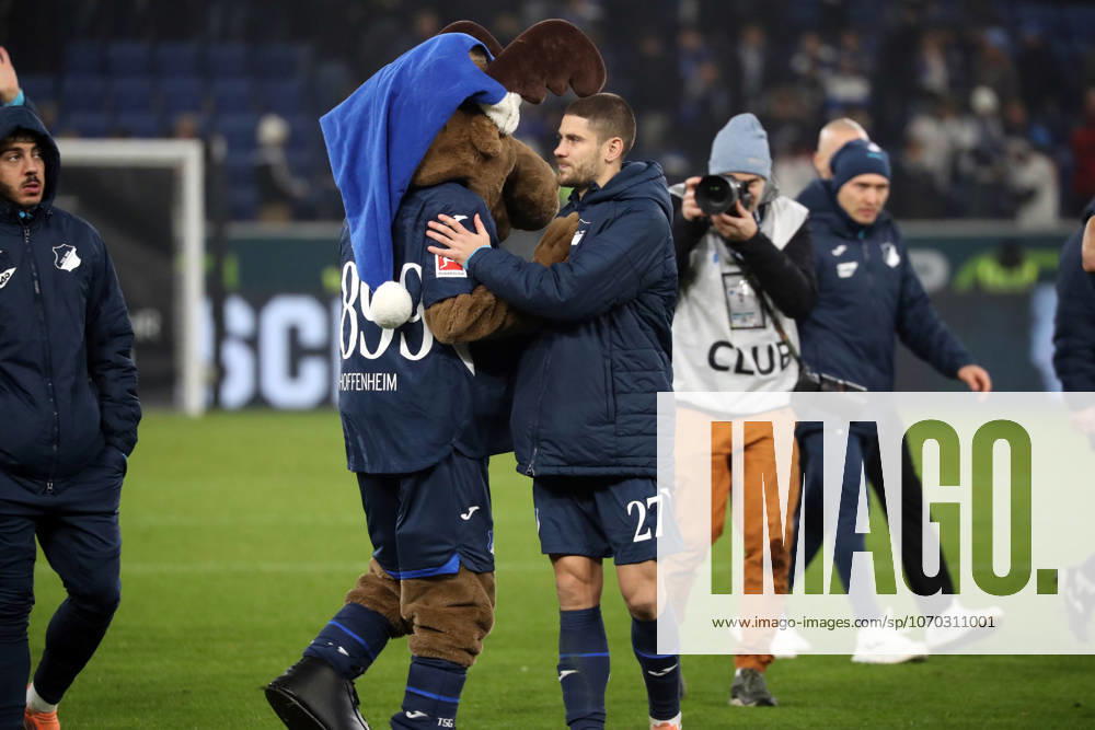 13 12 25 TSG 1899 Hoffenheim Hamburger SV Germany, Sinsheim, 13 12 2025, Football, Bundesliga, Season 2025 2026, TSG 1899 Hoffenheim Hamburger SV v l Hoffi Mascot TSG 1899 Hoffenheim , Andrej Kramaric TSG 1899 Hoffenheim