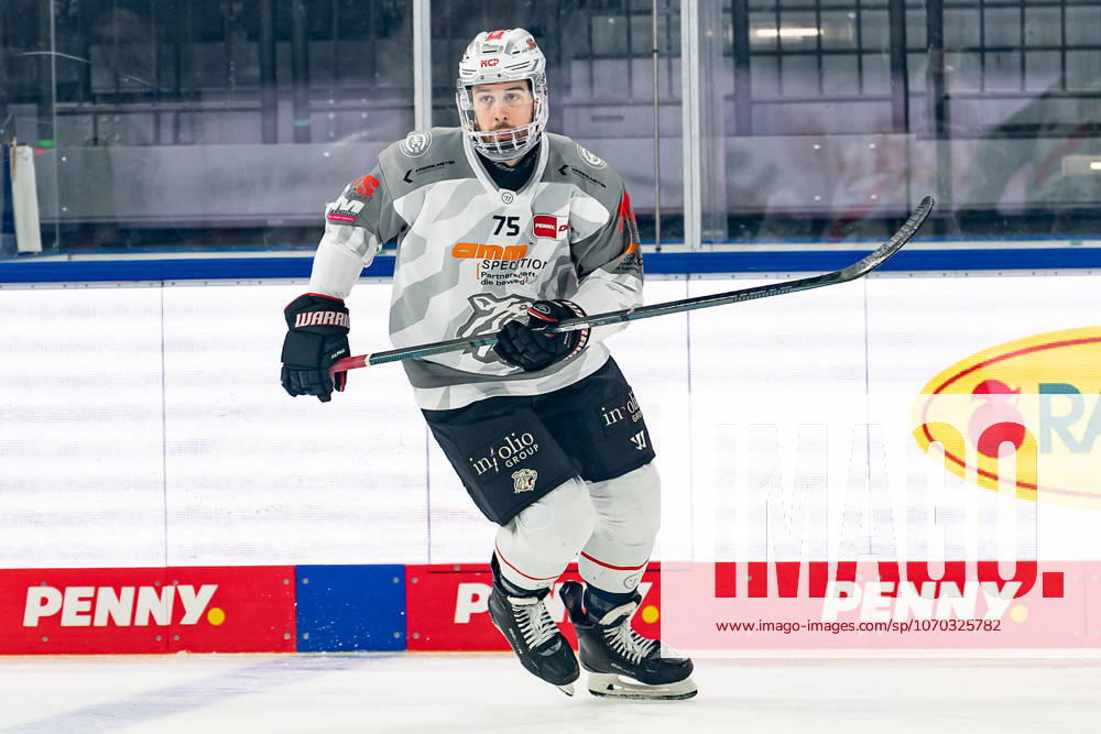 Samuel Dove McFalls Nuernberg Ice Tigers, 75 at Warmup GER, EHC Red Bull Muenchen vs Nuernberg Ice Tigers, Ice Hockey, DEL, 28 Matchday, Season 2025 2026, 14 12 2025 GER, EHC Red Bull Muenchen vs Nuernberg Ice Tigers, Ice Hockey, DEL, 28 Matchday, Season 2025 2026, 14 12 2025 Muenchen