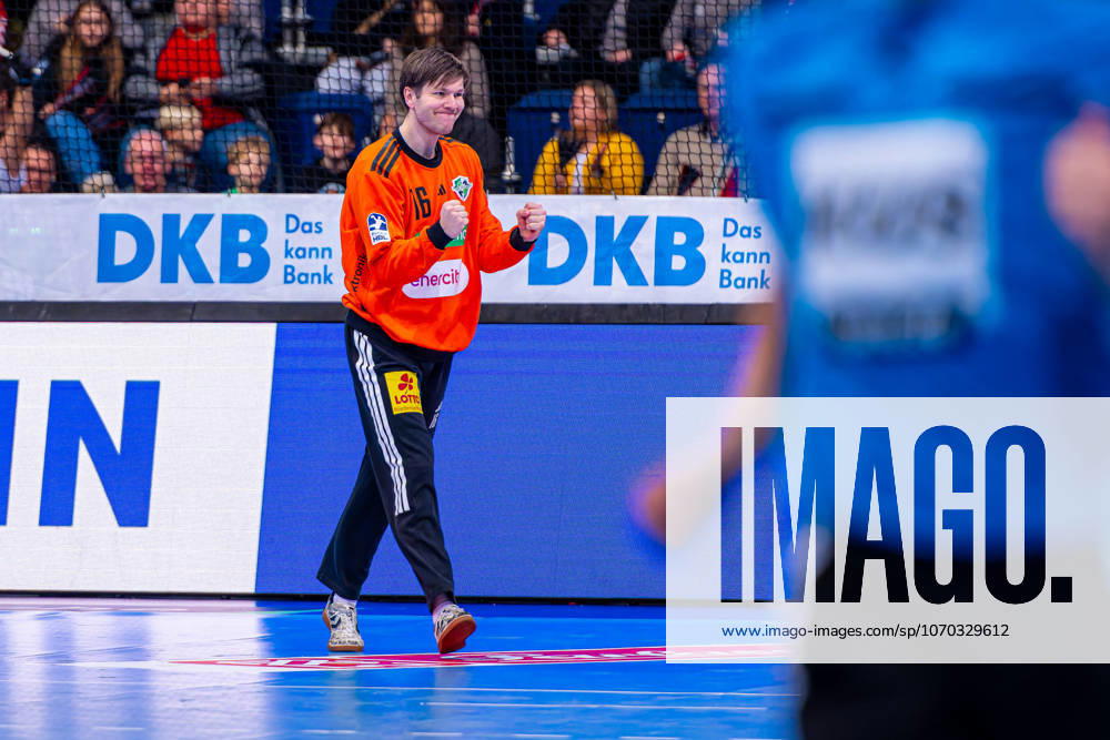 Simon Gade TSV Hannover Burgdorf, No. 16 v l , TSV Hannover Burgdorf green against TVB Stuttgart yellow on matchday 17 of the 2025 2026 season in the DAIKIN Handball Bundesliga 14 12 2025, ZAG Arena Hannover, GER ,