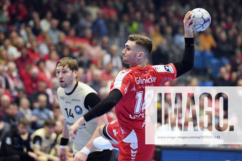 Florian Drosten MT Melsungen 18 on throw Gerdas Babarskas Bergischer HC 14 , GER, MT Melsungen Bergischer HC, Handball, 1 Bundesliga, Matchday 17, Season 2025 2026, 14 12 2025, GER, MT Melsungen Bergischer HC, Handball, 1 Bundesliga, Matchday 17, Season 2025 2026, 14 12 2025 Kassel