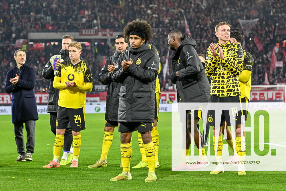 Niko Kovac Borussia Dortmund, head coach , Daniel Svensson Borussia Dortmund, 24 , Karim Adeyemi Borussia Dortmund, 27 , Maximilian Beier Borussia Dortmund, 14 with MItspieler vor der Kurve GER, SC Freiburg Borussia Dortmund, Football, Bundesliga, Matchday 14, Season 2025 2026, 14 12 2025 DFL DFB REGULATES PROHIBIT ANY USE OF PHOTOGRAPHS AS IMAGE SEQUENCES AND OR QUASI VIDEO GER, SC Freiburg Borussia Dortmund, Football, Bundesliga, Matchday 14, Season 2025 2026, 14 12 2025 Freiburg