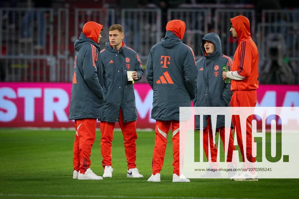Tom Bischof 20 FC Bayern Muenchen , Joshua Kimmich 6 FC Bayern Muenchen , Lennart Karl 42 FC Bayern Muenchen and Alexandar Pavlovic 45 FC Bayern Muenchen on the pitch before the match, FC Bayern Muenchen vs 1 FSV Mainz 05, Football, Bundesliga, DFL, Season 2025 2026, Hinrunde, 14 Matchday, 14 12 2025 DFB regulations prohibit any use of photographs as image sequences and or quasi video Muenchen Bayern Germany