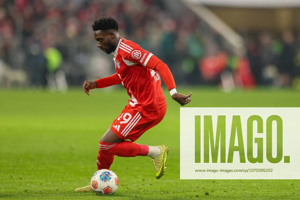 Alphonso Davies FC Bayern Muenchen, 19 with ball, GER, FC Bayern Muenchen vs 1 FSV Mainz 05, Football, Bundesliga, Matchday 14, Season 2025 2026, 14 12 2025, , GER, FC Bayern Muenchen vs 1 FSV Mainz 05, Football, Bundesliga, Matchday 14, Season 2025 2026, 14 12 2025 Muenchen