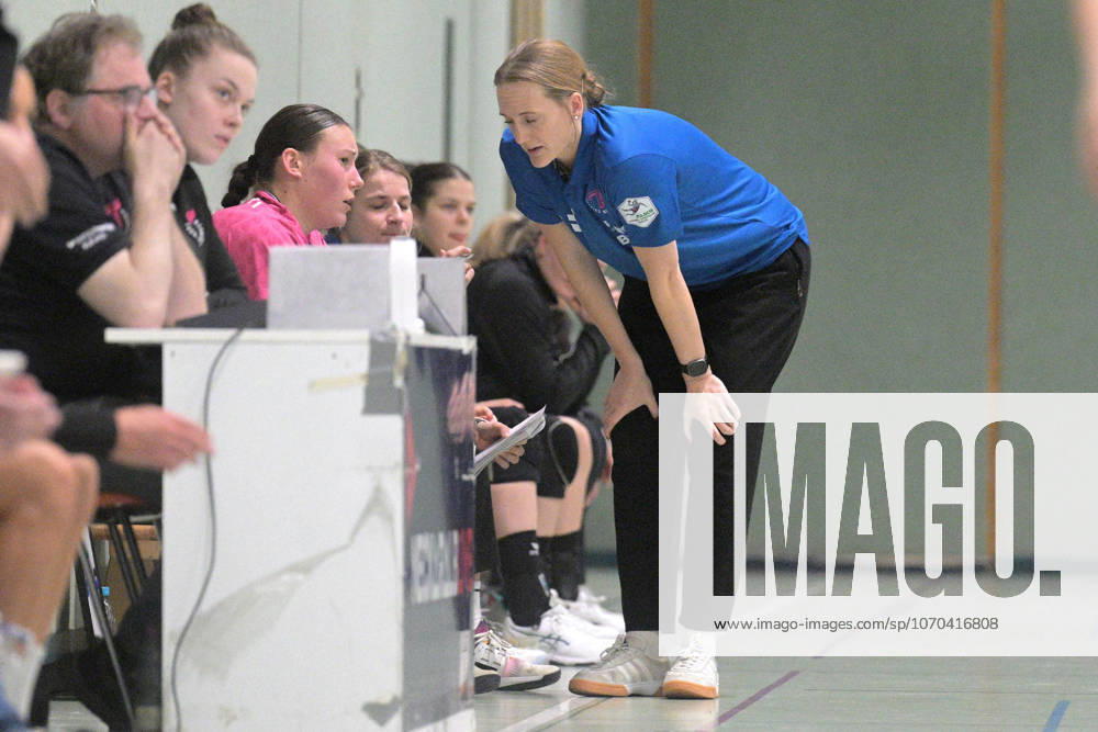 Miriam Hirsch TusSies Metzingen, coach in conversation with Carolin Huebner TusSies Metzingen, 56 TusSies Metzingen vs ATH Strasbourg, handball, test match, 2025 2026 season, 17 12 2025 TusSies Metzingen vs ATH Strasbourg, handball, test match, 2025 2026 season, 17 12 2025 Metzingen