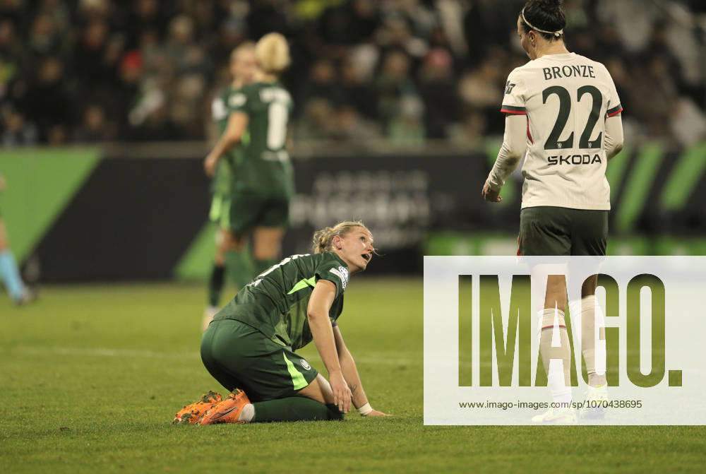 Photo Disappointment after the final whistle among the Wolfsburg players , here Alexandra POPP mourns on the ground , on the right Lucy BRONZE consoles Chelsea Womens Champions League on Wed 17 12 2025 VfL Wolfsburg FC Chelsea 1 2