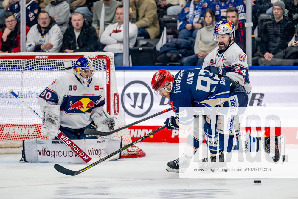 Ryan Murphy EHC Red Bull Muenchen, 24 defends against Sebastian Uvira Schwenninger Wild Wings, 93 in front of Antoine Bibeaus goal Goalkeeper, EHC Red Bull Muenchen, 30 GER, EHC Red Bull Muenchen vs Schwenninger Wild Wings, Ice Hockey, DEL, Matchday 29, Season 2025 2026, 18 12 2025 GER, EHC Red Bull Muenchen vs Schwenninger Wild Wings, Ice Hockey, DEL, Matchday 29, Season 2025 2026, 18 12 2025 Muenchen