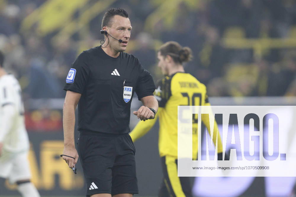 Referee Sven Jablonski looks on during the Bundesliga match between Borussia Dortmund and Borussia Mönchengladbach, Signal Iduna Park on December 19, 2025 in Dortmund, Germany Photo by Oliver Kaelke DeFodi Images Referee Sven Jablonski looks on during the Bundesliga match between Borussia Dortmund and Borussia Mönchengladbach at Signal Iduna Park on December 19, 2025 in Dortmund, Germany Photo by Oliver Kaelke DeFodi Images DFL regulations prohibit any use of photographs as image sequences and or quasi video Photo by Oliver Kaelke DeFodi Images