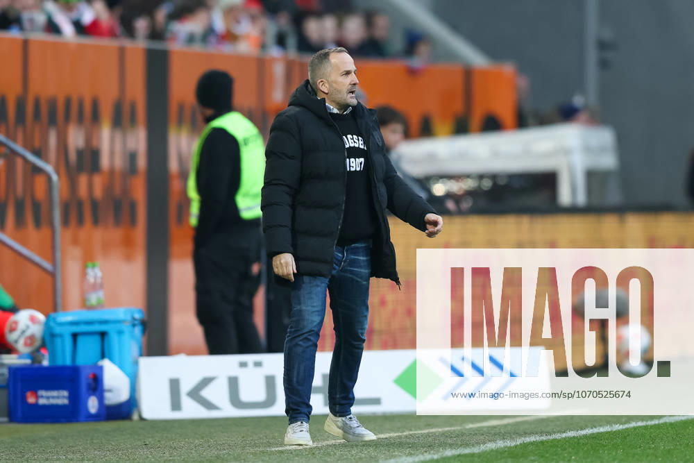 Manuel Baum FC Augsburg, Head Coach , GER, FC Augsburg vs SV Werder Bremen, Football, Bundesliga, Matchday 15, Season 2025 2026, 20 12 2025, , GER, FC Augsburg vs SV Werder Bremen, Football, Bundesliga, Matchday 15, Season 2025 2026, 20 12 2025 Augsburg