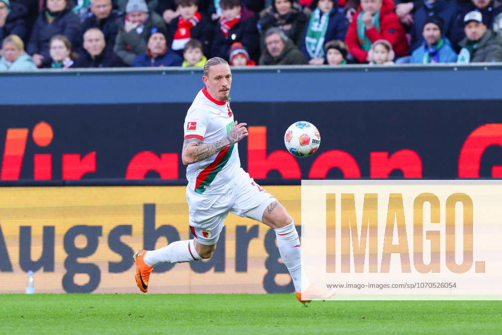 Marius Wolf 27, FC Augsburg at the match between FC Augsburg v SV Werder Bremen, Soccer, Men, Bundesliga, 2025 2026, Matchday 15 on 20 12 2025 in Augsburg, WWK Arena DFL and DFB regulations prohibit any use of photographs as image sequences and or quasi video Bayern Germany