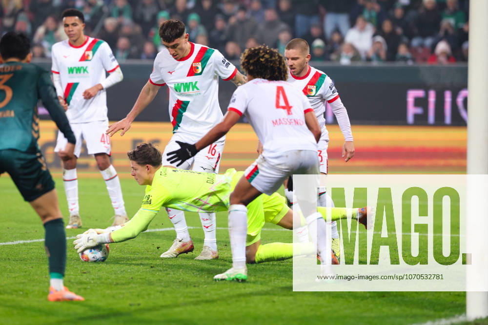 Finn Dahmen 1, FC Augsburg keeps the ball safe during the match between FC Augsburg v SV Werder Bremen, Football, Men, Bundesliga, 2025 2026, Matchday 15 on 20 12 2025 in Augsburg, WWK Arena DFL and DFB regulations prohibit any use of photographs as image sequences and or quasi video Bayern Germany